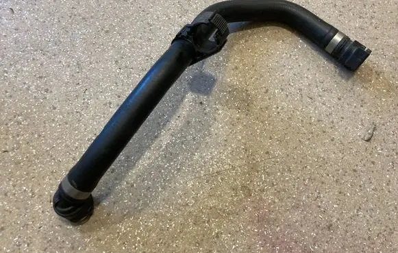 BMW i4 Engine coolant pipe/hose 9475681