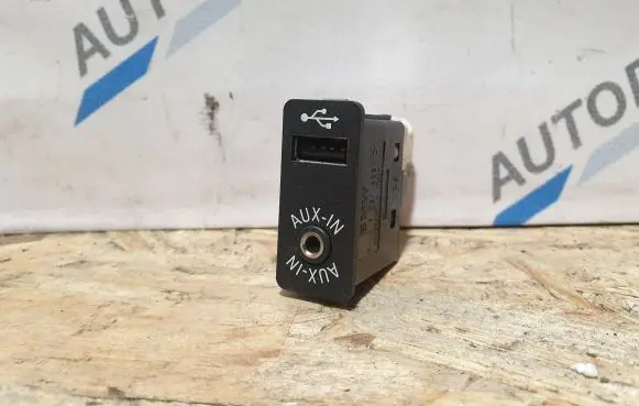 BMW X1 E84 USB socket connector 9237653 84109237653