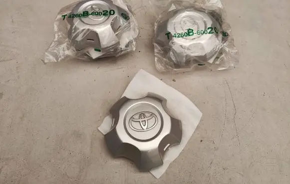 Toyota Land Cruiser (J200) R18 wheel hub/cap/trim 4260B6002