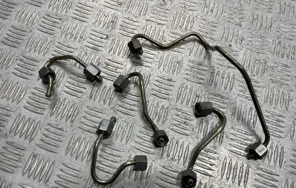 Fuel injector supply line/pipe
