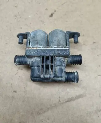 BMW 5 E39 Coolant heater control valve 8374995 1147412137