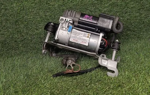 Mercedes-Benz C W205 Air suspension compressor/pump A0993200004