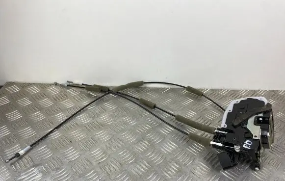 Infiniti QX80 Front door lock