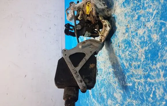 Hyundai Trajet Rear door lock