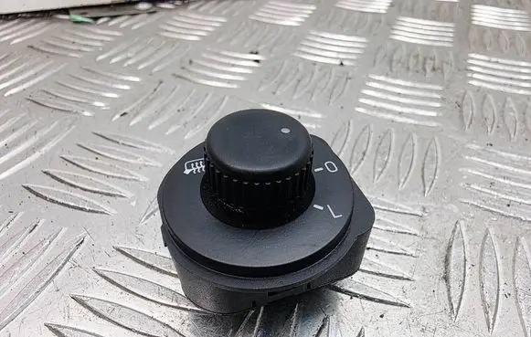 Skoda Rapid (NH) Wing mirror switch 5JC959565