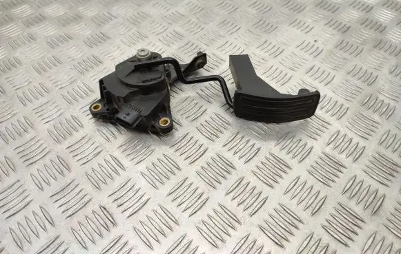 Nissan Qashqai Accelerator throttle pedal