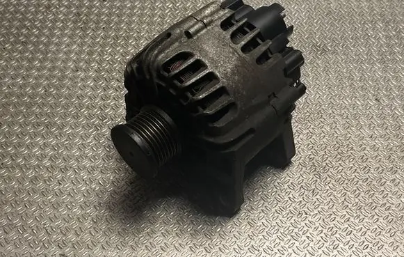 Opel Vivaro Generator/alternator 2616927A 231008633R 216018638