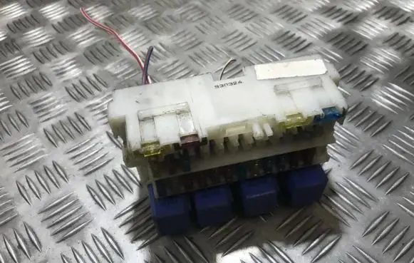 Nissan Primera Fuse box set 930324 m02mbzx