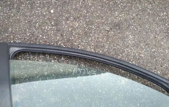 Volvo V50 Front door window glass four-door as2