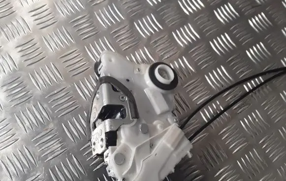 Toyota Verso-S Front door lock