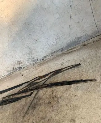 Lexus ES 250 - 300 - 330 Front wiper blade arm