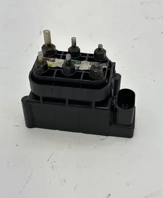 Mercedes-Benz R W251 Air suspension valve block A2513200058