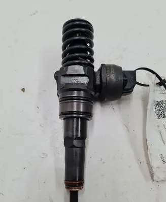 Volkswagen PASSAT B6 Fuel injector 038130073AG