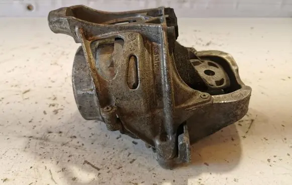 Audi Q7 4M Engine mount bracket 782215147917 782215148354