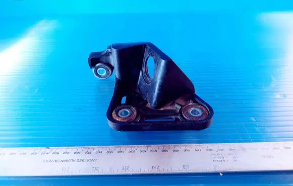 Volkswagen PASSAT B8 Gear shift cable bracket 5Q0711789A