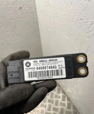 Chrysler Voyager Airbag deployment crash/impact sensor 04686748AG 5WY71910 TDS2992C2843