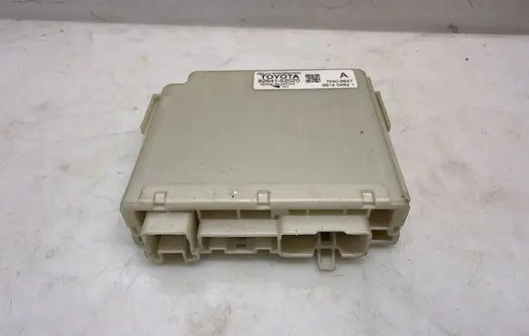 Toyota Yaris Fuse module 8264152020