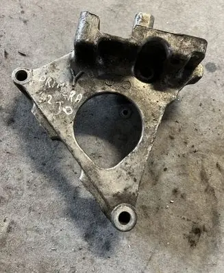 Nissan Primera Fuel pump bracket 