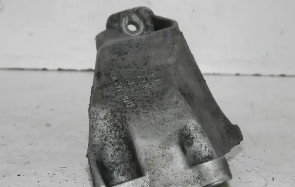 Audi A4 S4 B5 8D Engine mounting bracket 8D0199307L