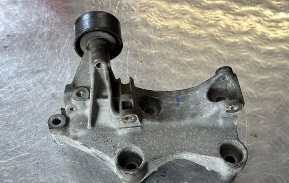 Nissan Qashqai Generator/alternator bracket 117102017R