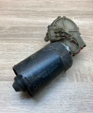 Volkswagen PASSAT B2 Wiper motor 321955113F 0390246117