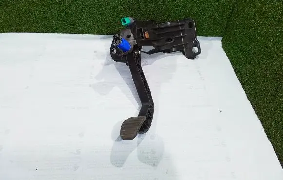 Renault Master III Clutch pedal 070112 253251679R
