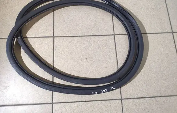 Peugeot 208 II Front door rubber seal 
