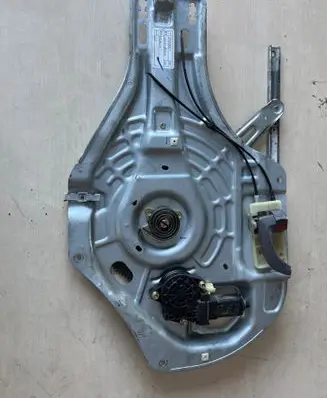 Hyundai Tucson JM Front door window regulator with motor 824702E010