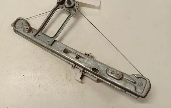 Rear door manual window regulator