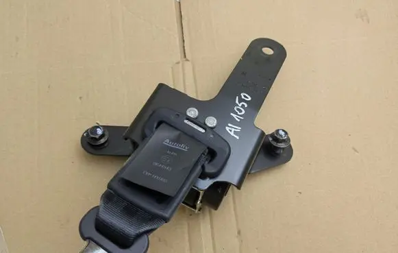 Middle seatbelt (rear)