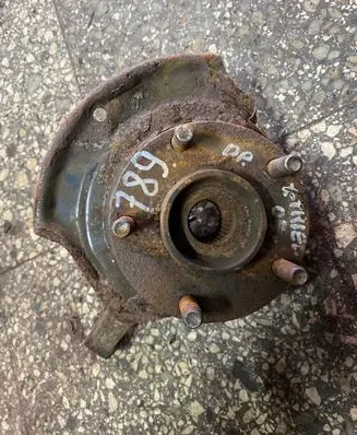 Nissan X-Trail T30 Front wheel hub
