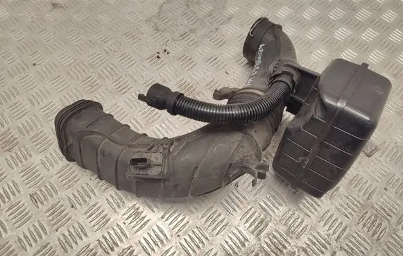 BMW 5 F10 F11 Air intake hose/pipe 13718508047