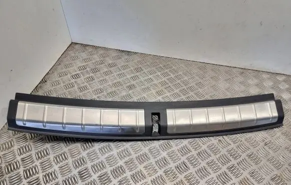 Trunk/boot sill cover protection