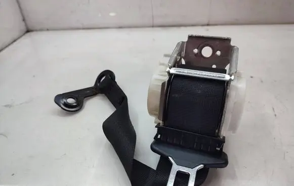 Mercedes-Benz C W204 Middle seatbelt (rear) 33053533A