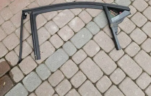 Opel Mokka B Rear door window glass 
