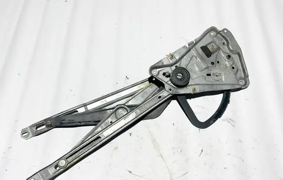 BMW 8 E31 Front door manual window regulator 51331970971 1970971