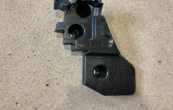 BMW 5 G60 G61 Rear bumper mounting bracket 5A0F8B1