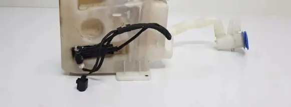 Volkswagen Golf V Windscreen/windshield washer pump