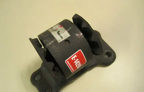 Mitsubishi Lancer Evolution Engine mount bracket MR171991