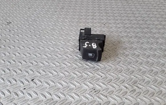 Volkswagen PASSAT B5.5 Fuel tank opening switch 1J0959833A