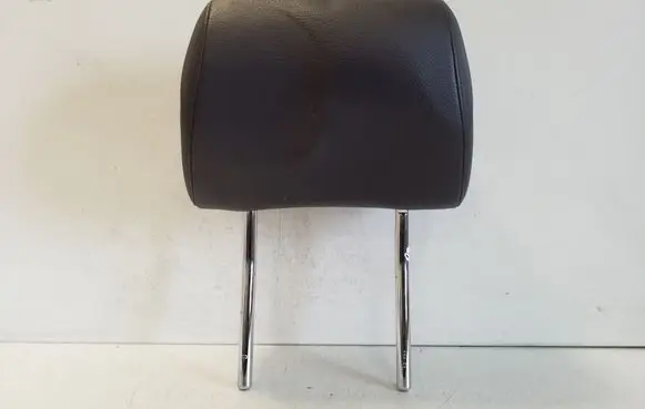 Volkswagen Touareg I Front seat headrest 
