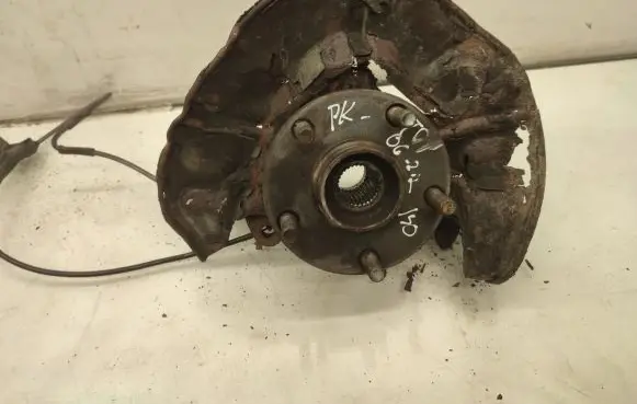 Toyota Corolla Verso AR10 Front wheel hub