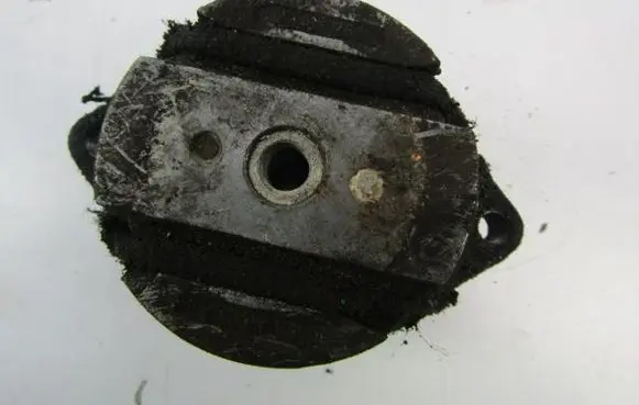 Volkswagen PASSAT B5.5 Gearbox mounting bracket 