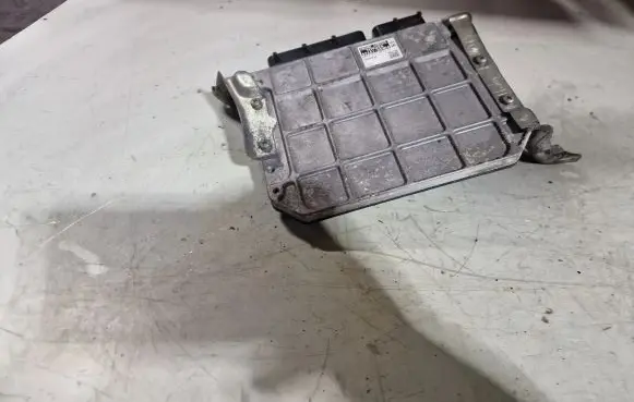 Toyota Avensis T270 Engine control unit/module 8966105N50