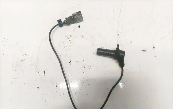 Volkswagen Golf IV Crankshaft position sensor 038907319d
