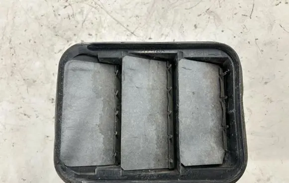 Quarter panel pressure vent