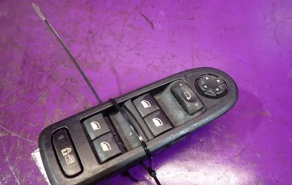 Peugeot 308 Quarter vent window switch 96644915xt