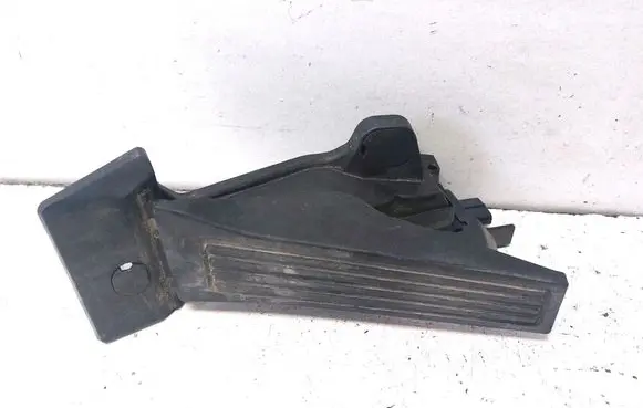 Accelerator throttle pedal