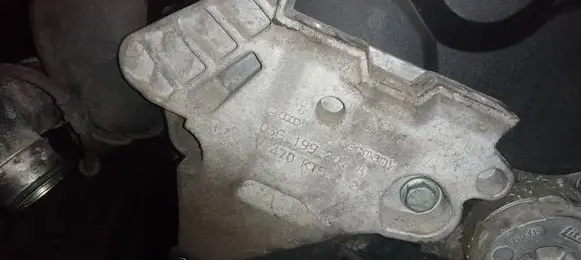 Engine mounting bracket