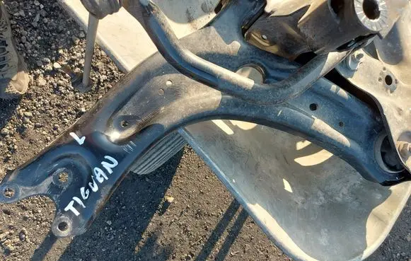 Volkswagen Tiguan Front control arm 571